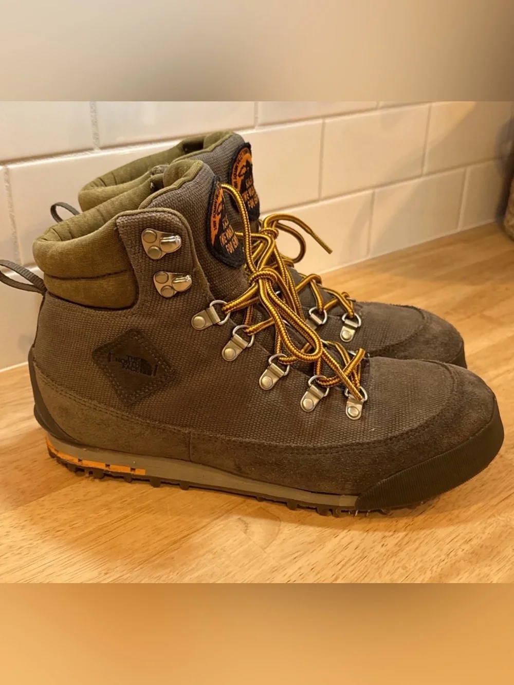 North Face Back To Berkeley Mid Hiking Sports Boot Sneaker Mens Size 8 READ DESC